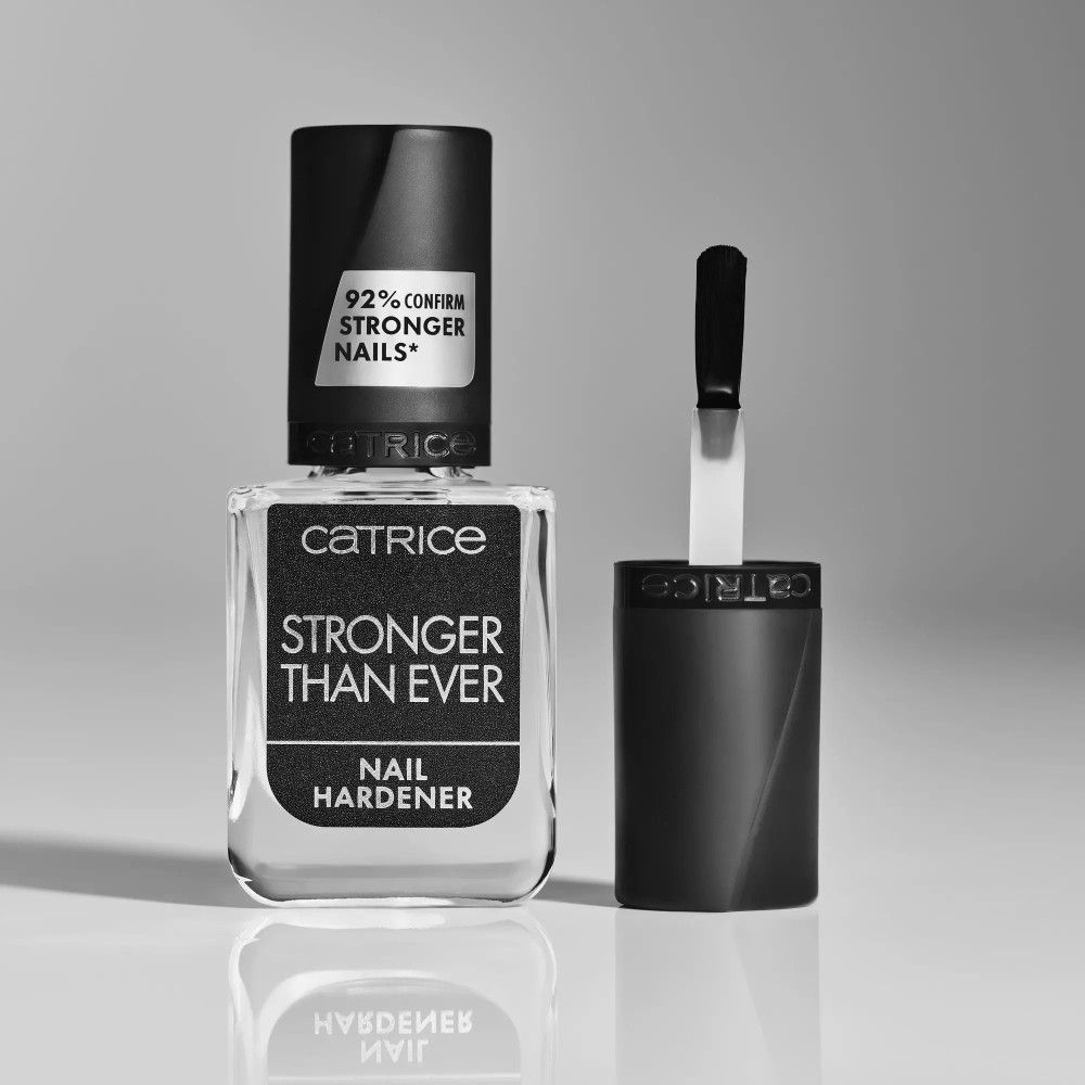 Catrice Nagelverstärker. Flasche mit schwarzem Deckel. Aufschrift: Stronger Than Ever, Nail Hardener. Pinsel und Deckel.
