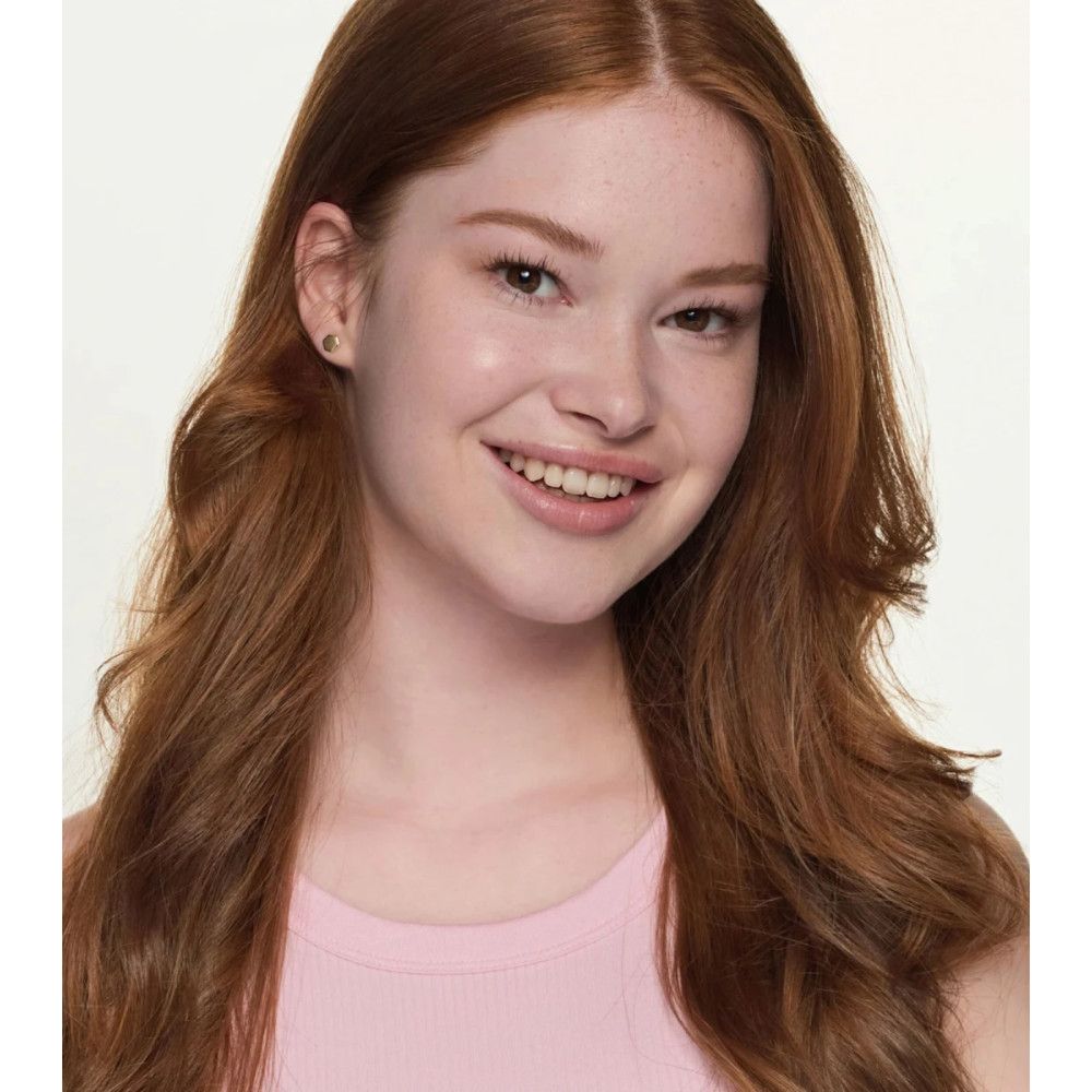 Porträt einer lächelnden Frau mit roten Haaren. Rosa Top.