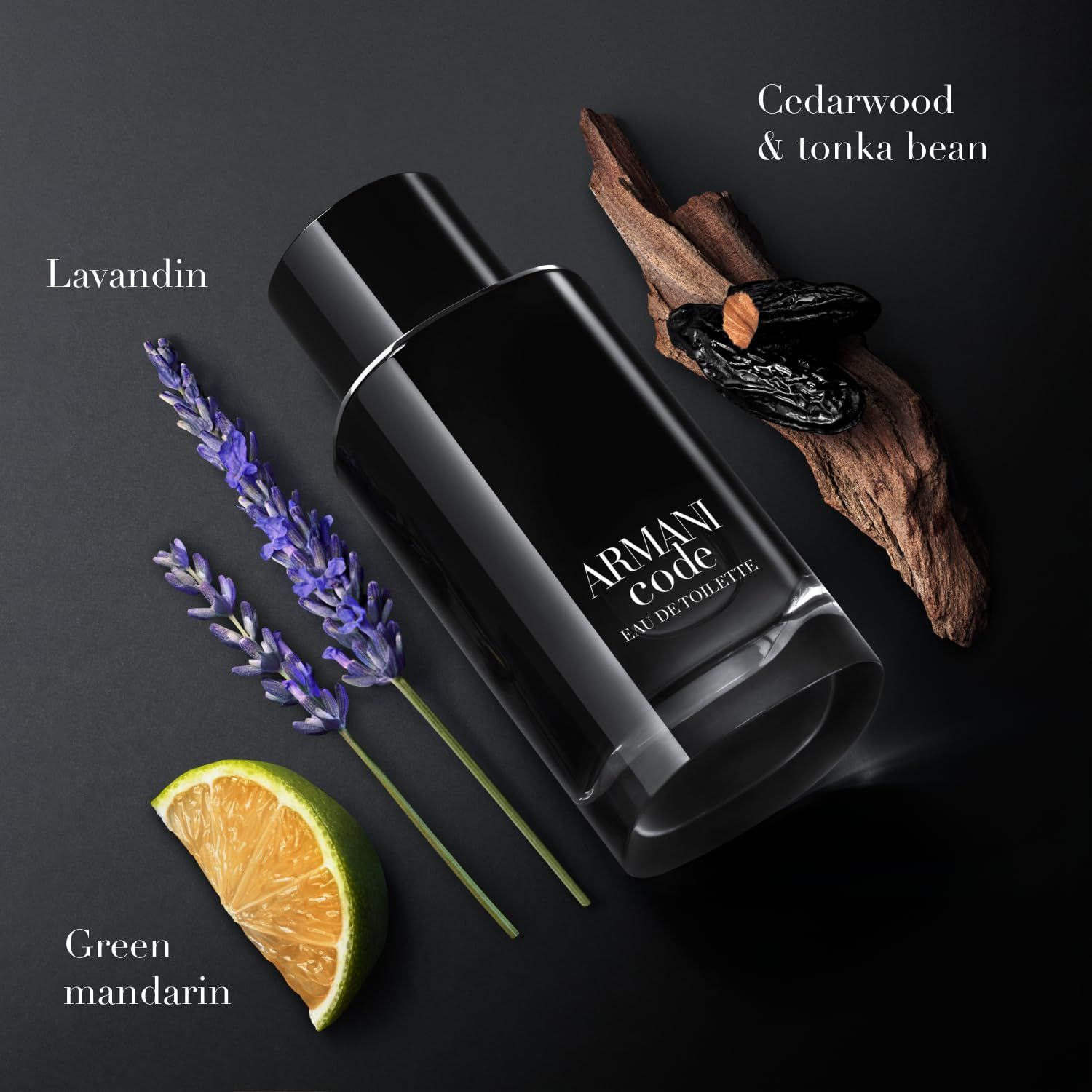 Schwarzer Flakon mit Lavendel, grüner Mandarine, Zedernholz und Tonkabohne. Text: "ARMANI CODE EAU DE TOILETTE".