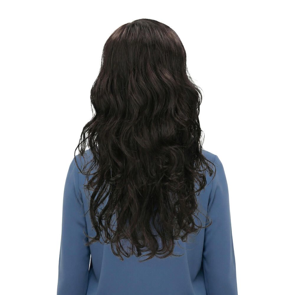 Dunkelbraune Perücke mit gewelltem Haar. Rückansicht einer Frau mit blauem Oberteil. Hintergrund weiß.