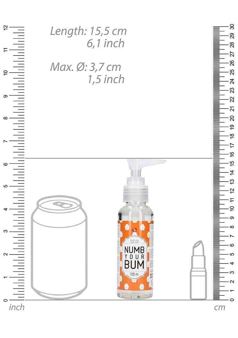 Transparente Flasche mit Pumpe. Aufschrift: Numb Your Bum. Orangefarbenes Etikett mit weißen Mustern. Maße: 15,5 cm lang, 3,7 cm Ø.