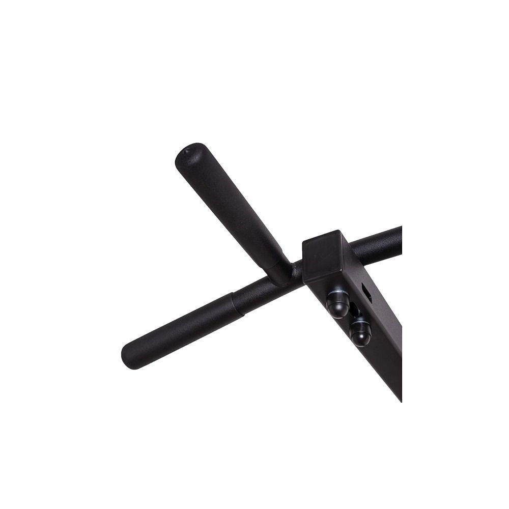 Schwarze Klimmzugstange mit Griffen. Teil eines Fitness-Systems. Auf weißem Hintergrund.