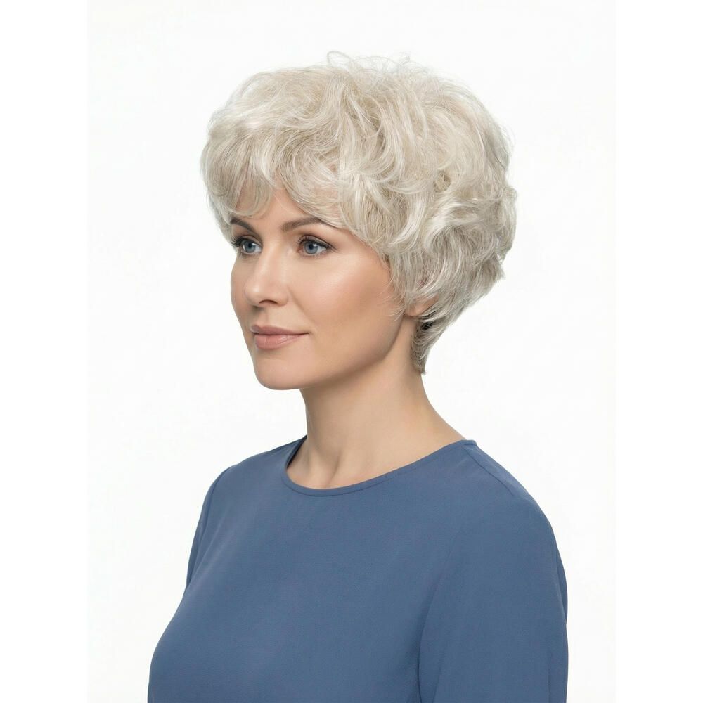 Kurzhaarperücke mit lockigem, grauem Haar. Seitenansicht einer Frau mit blauem Oberteil.