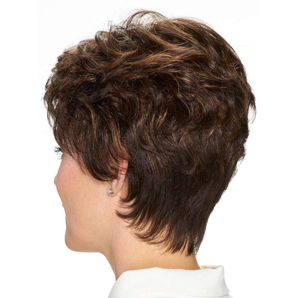 Kurzhaarperücke mit gewelltem Haar in Braun- und Blondtönen. Die Perücke bedeckt den Hinterkopf einer Frau.