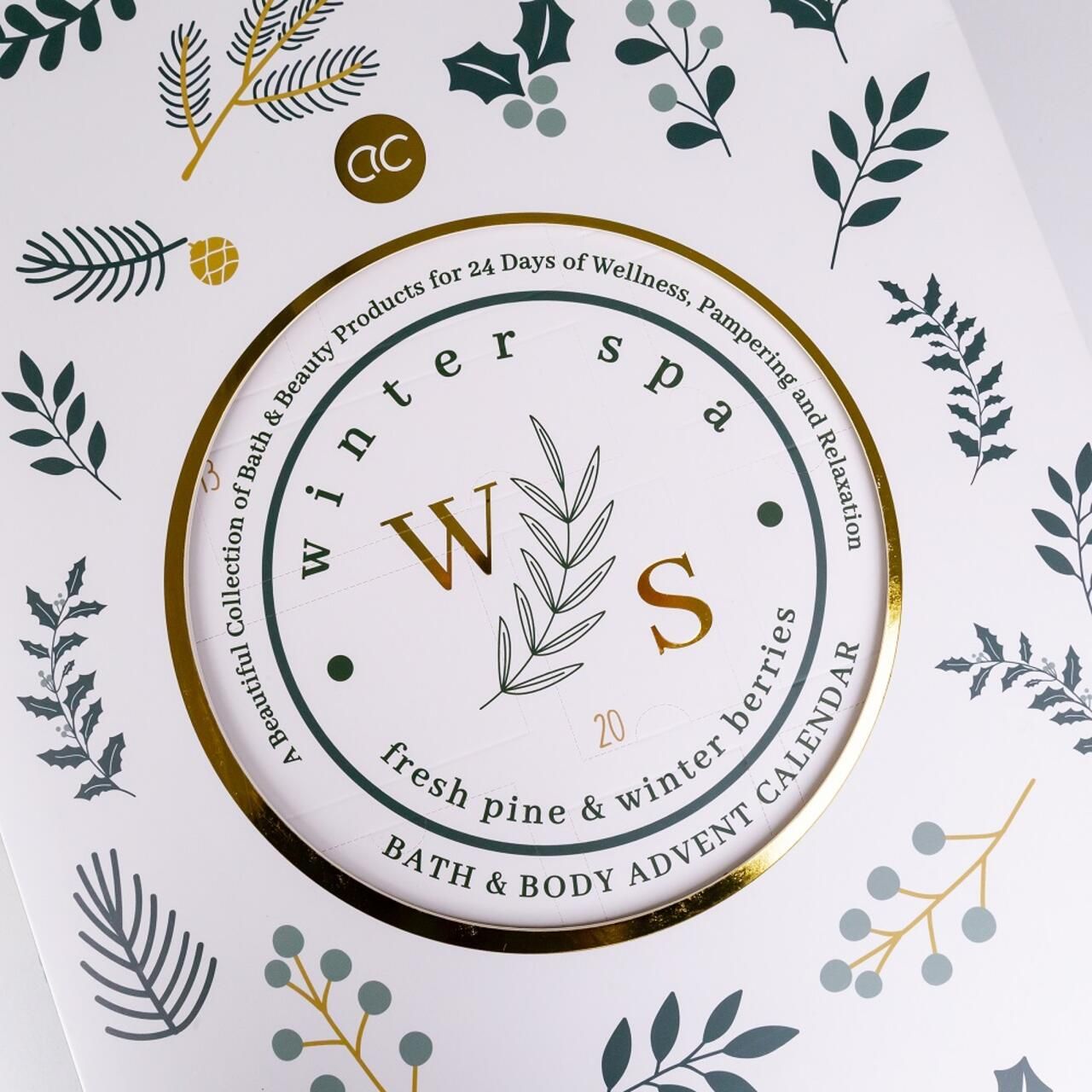 Detailansicht des Adventskalenders. Goldener Kreis mit Schriftzug 'Winter Spa' und floralem Muster.