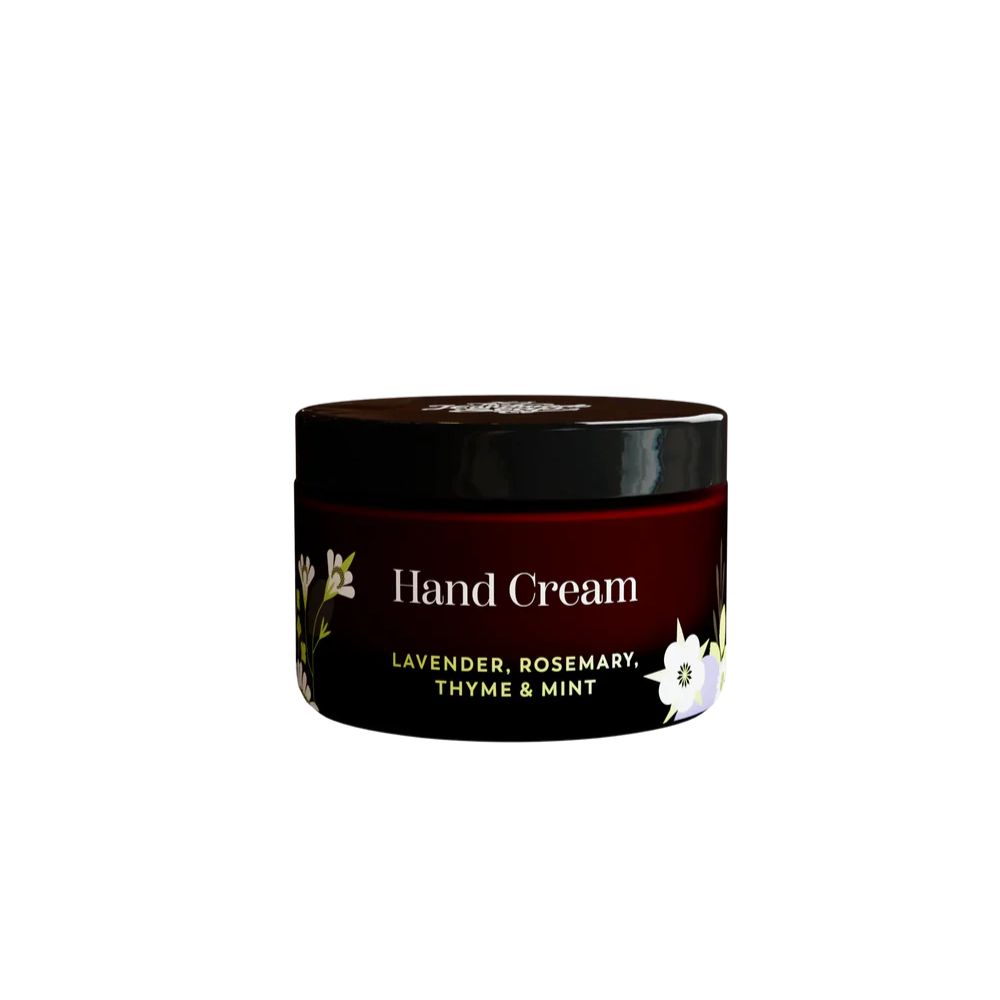 Runder Tiegel mit schwarzem Deckel. Aufschrift "Hand Cream" und Inhaltsstoffe: Lavendel, Rosmarin, Thymian & Minze.