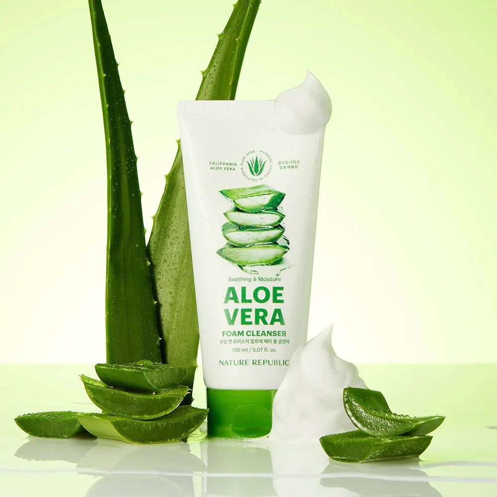 Produkt-Tube mit Aloe Vera-Blättern und Schaum. Aloe Vera Foam Cleanser. Marke: NATURE REPUBLIC. Grüner Hintergrund mit Aloe Vera-Pflanzen.