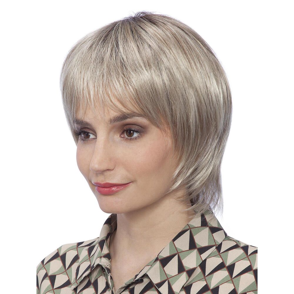 Perücke Enja von trendhair. Kurze, blonde Kunsthaarperücke mit Pony. Frau mit Perücke, Seitenansicht.