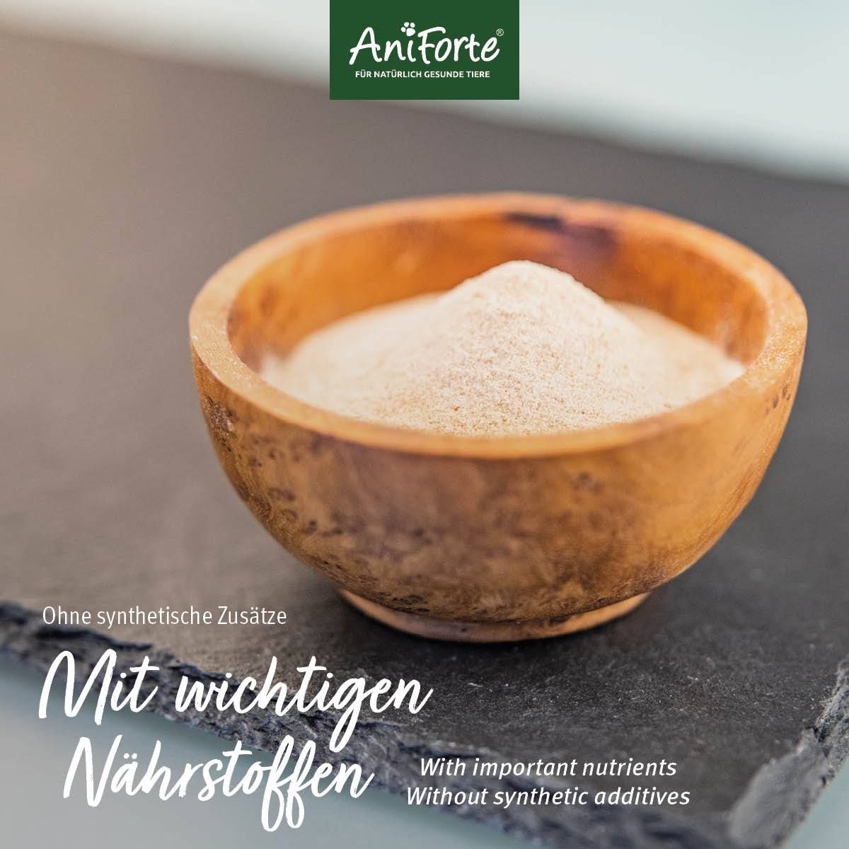Holzschale mit AniForte Bierhefe Pulver. Text: Mit wichtigen Nährstoffen. Ohne synthetische Zusätze.