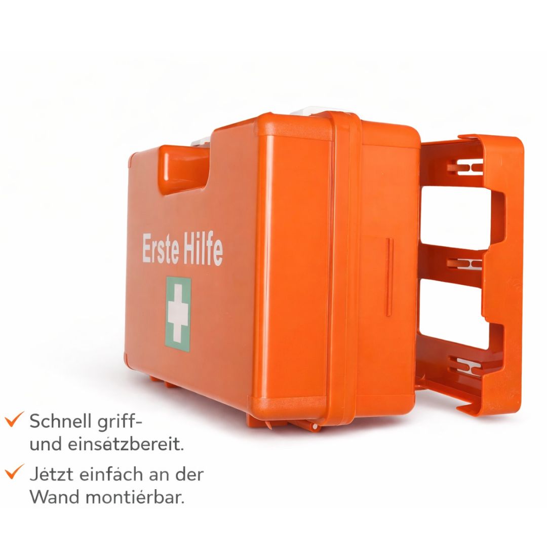 Orange Erste-Hilfe-Koffer mit weißer Aufschrift und grünem Kreuz. Geöffnet, Wandmontage möglich.