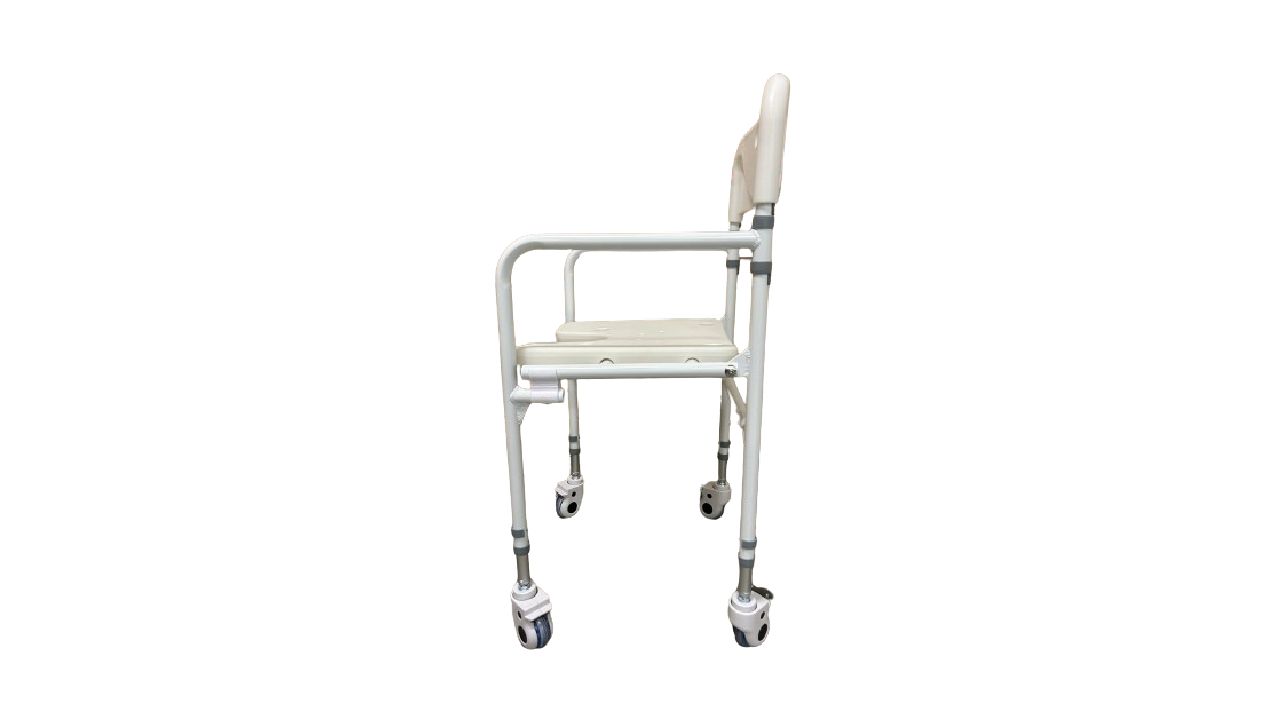 Duschstuhl mit Rädern, klappbar. Seitenansicht. Beige Sitzfläche und Rückenlehne, weißes Gestell, Armlehnen. Vier Räder.