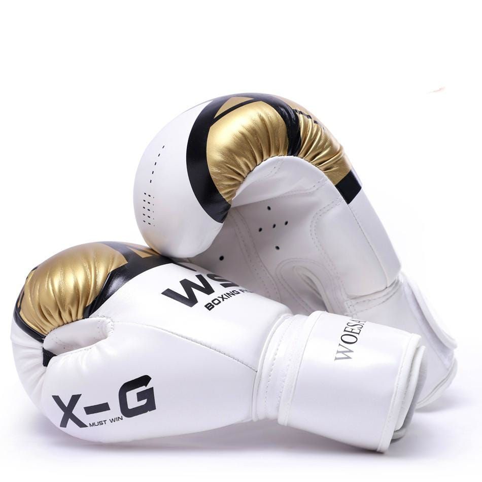 Weiße Boxhandschuhe mit goldenen Akzenten. Schwarze Schriftzüge: X-G, MUST WIN, WOESAD. Leder. Zwei Handschuhe, einer über dem anderen.