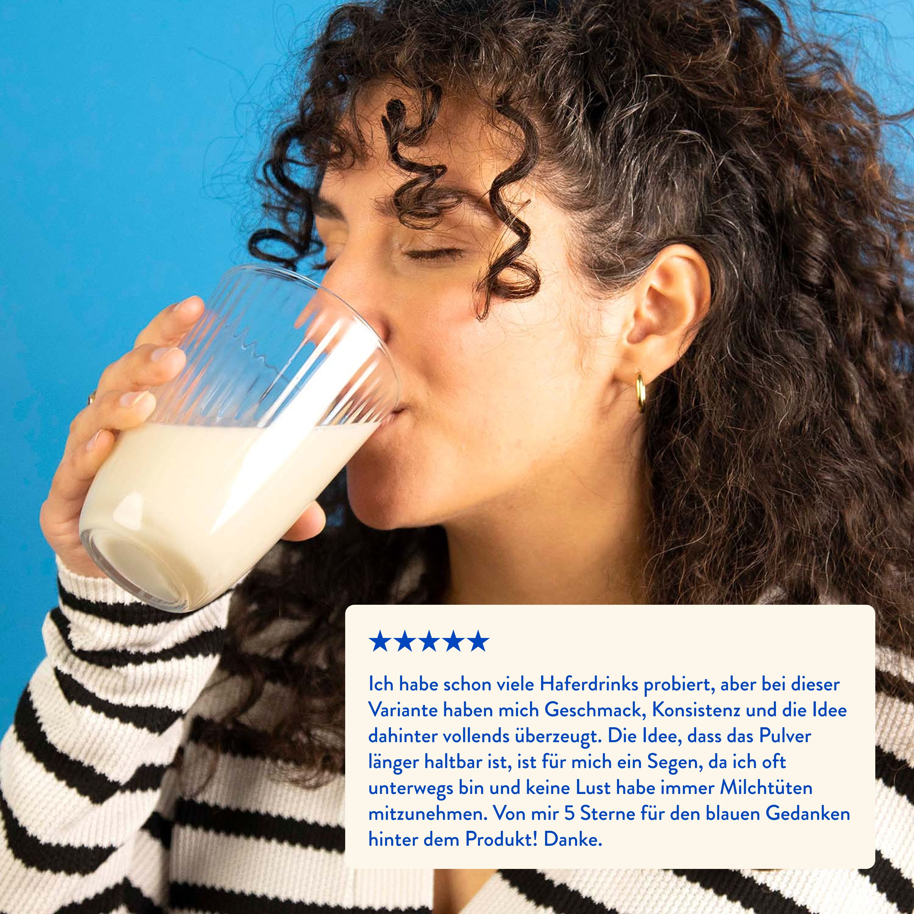Frau trinkt aus einem Glas. Text: Bewertung des Produkts. 5 Sterne. Produkt: Haferdrink.