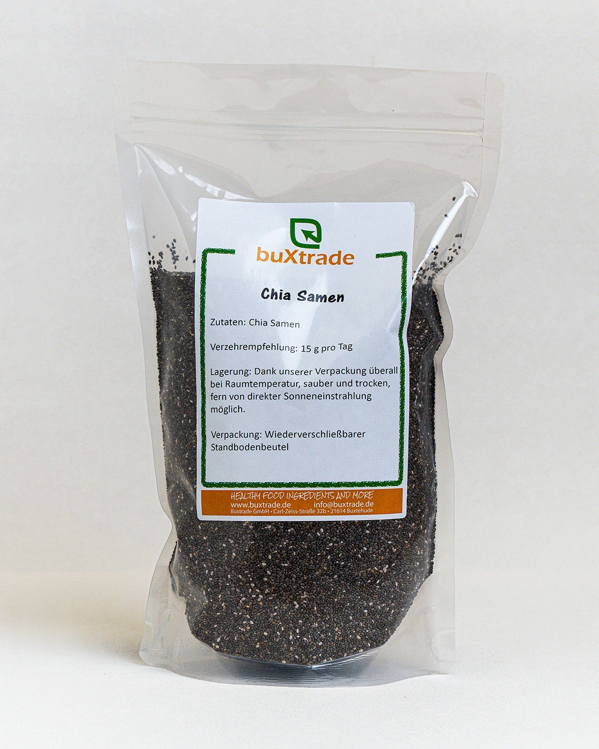 Beutel mit Chia Samen. Aufschrift: buXtrade, Chia Samen, Verzehrempfehlung. Wiederverschließbarer Standbodenbeutel.