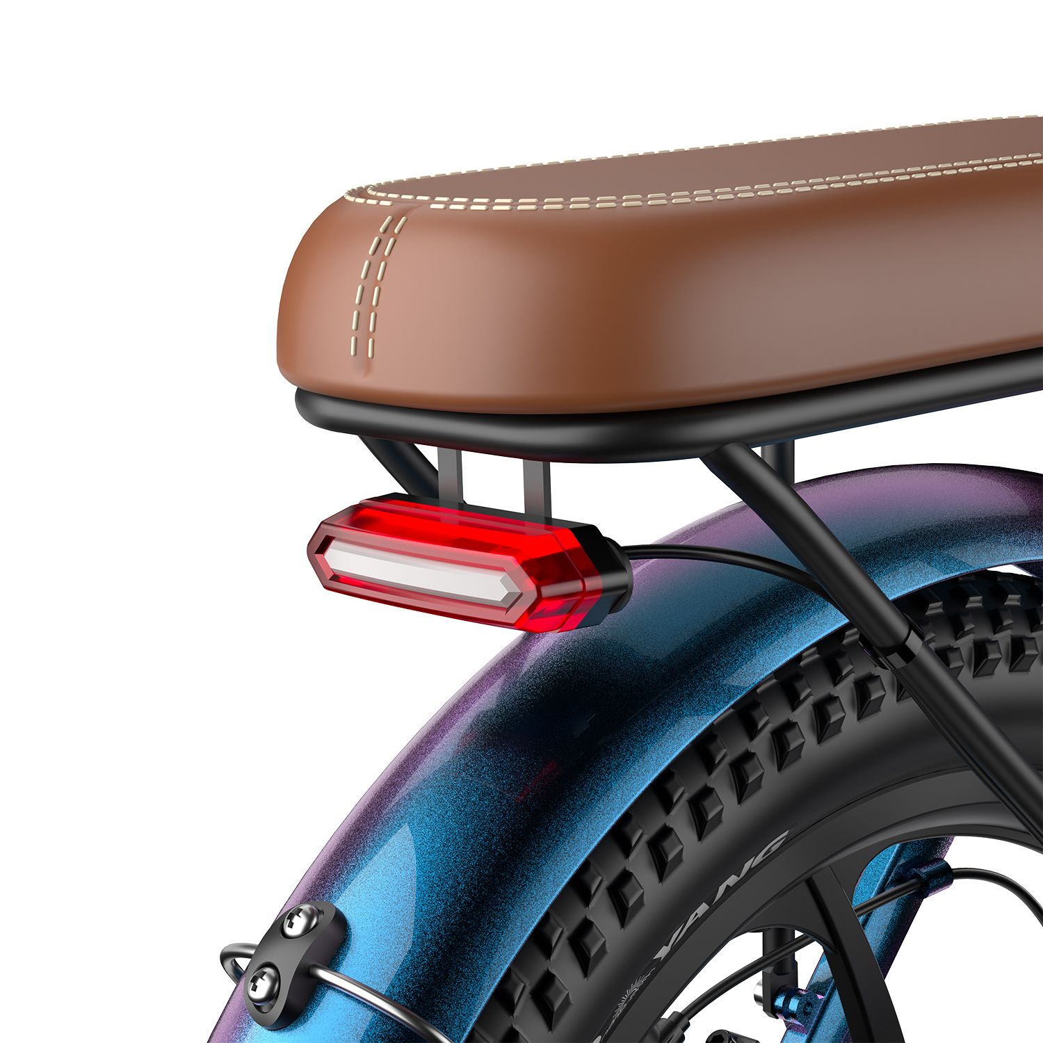 Fahrradsattel und Rücklicht. Brauner Sattel, schwarzer Gepäckträger, blaues Schutzblech. Rotes Rücklicht.