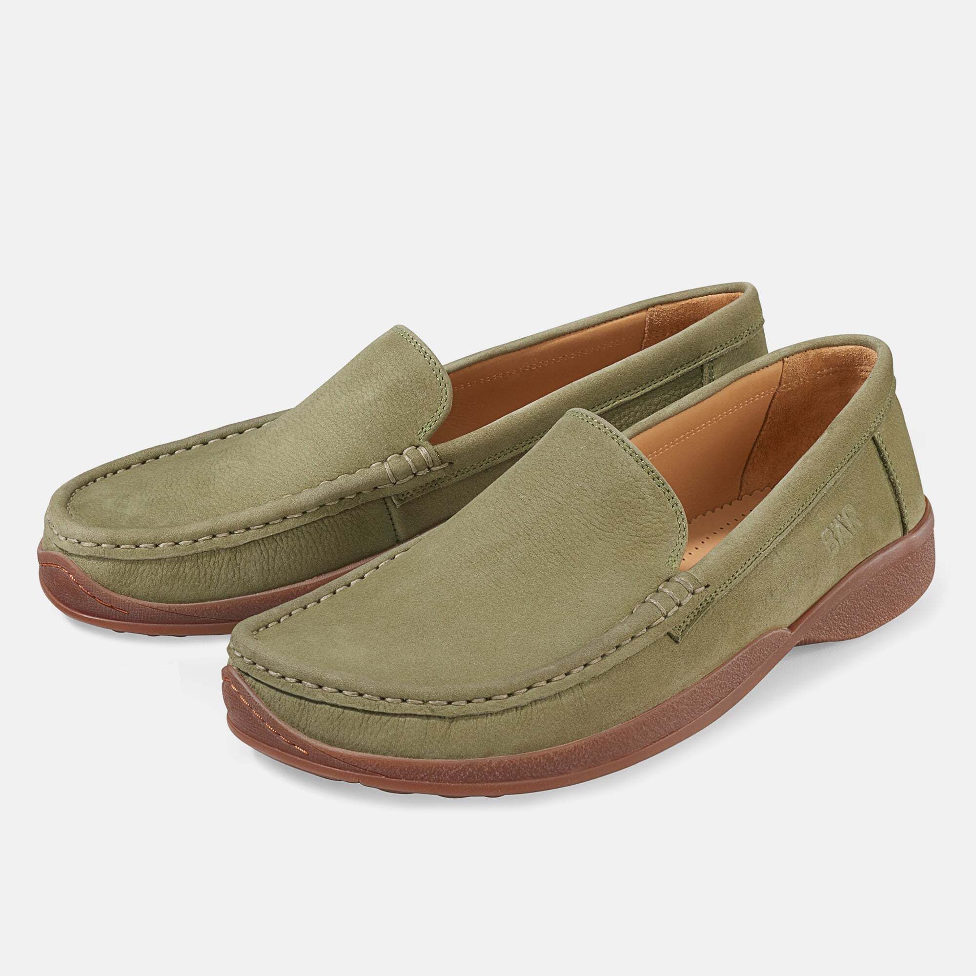 Zwei grüne Herren-Slipper mit brauner Sohle. Sichtbare Nähte und das Logo BÄR.