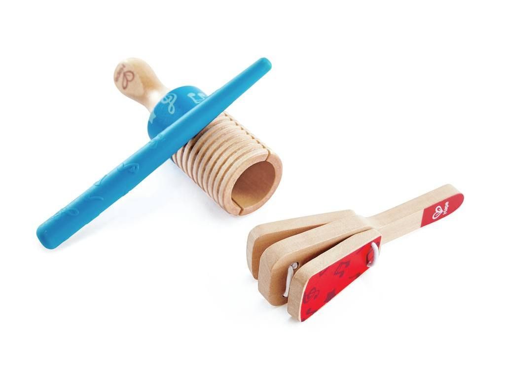 Hape Rhythmus-Set. Houten percussie-instrumenten: rammelaar, trommel en stok. Natuurlijke houtkleur, blauwe en rode accenten.
