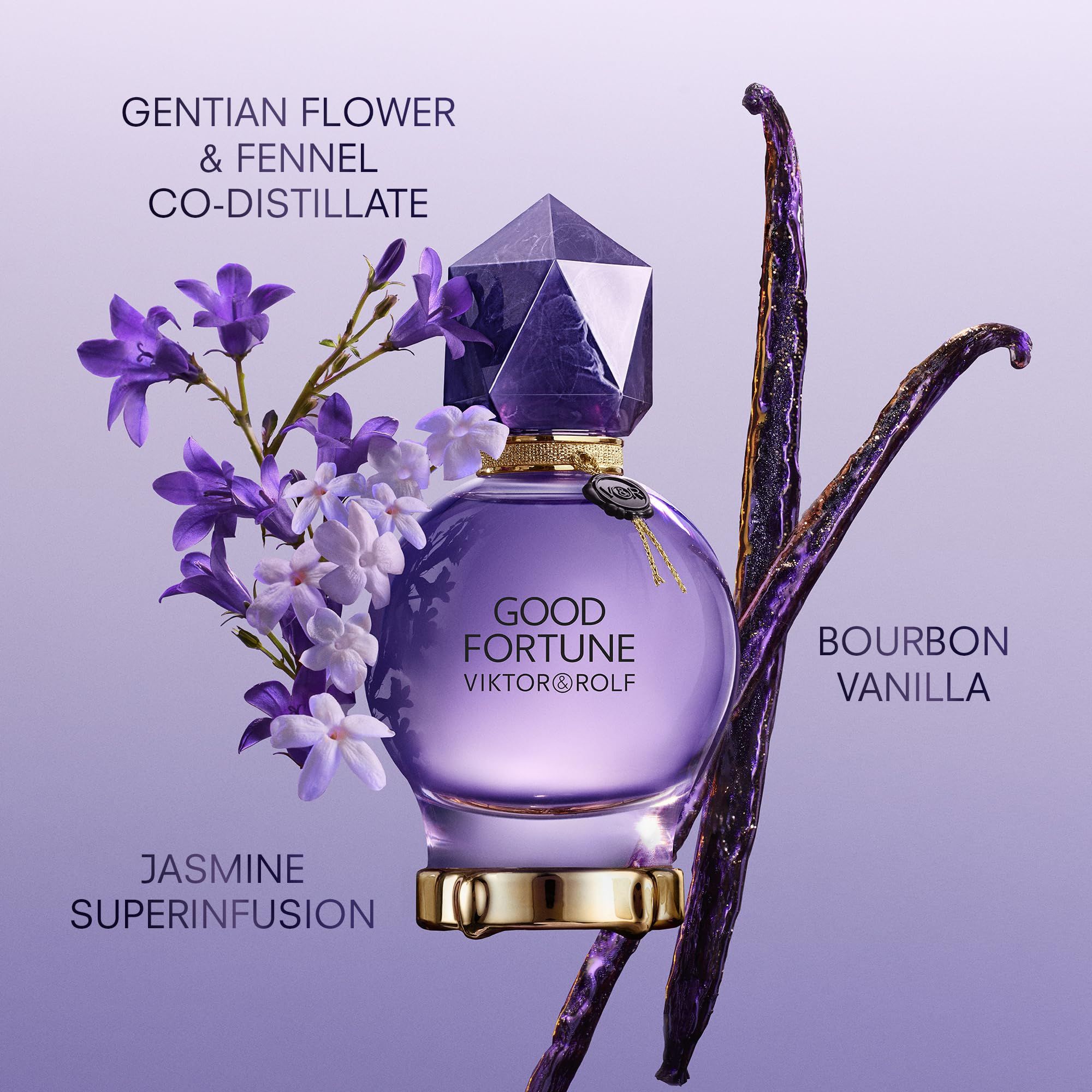 Violett-farbener Flakon mit Kristallverschluss. Blüten, Vanilleschote. Aufschrift: Good Fortune, Viktor & Rolf. Zutaten.
