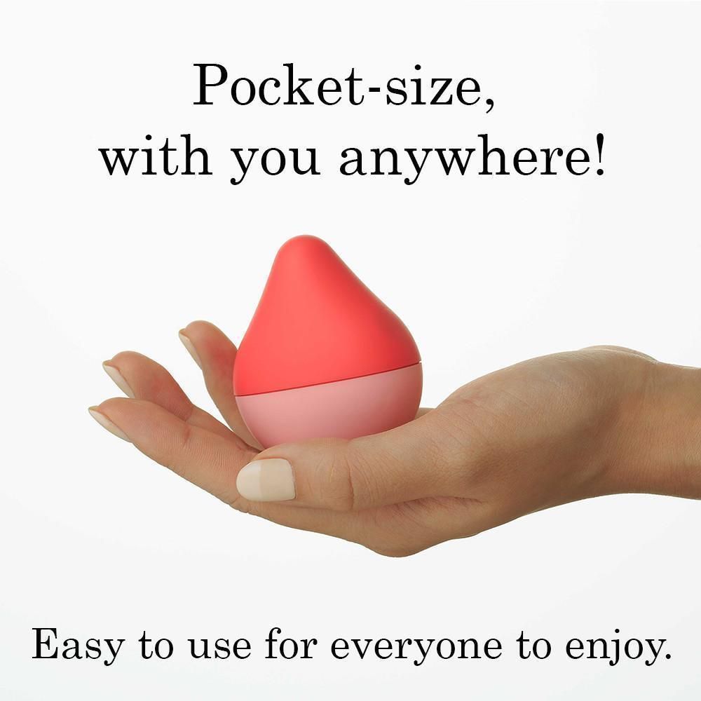Produkt in Tropfenform, gehalten in einer Hand. Oberteil rot, Unterteil rosa. Text: Pocket-size, with you anywhere! Easy to use for everyone to enjoy.