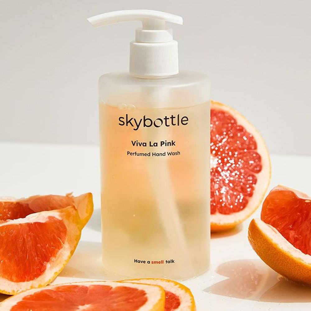 Flüssigseife mit Grapefruit-Stücken. Aufschrift: SKYBOTTLE, Viva La Pink, Perfumed Hand Wash. Text: Have a smell talk. Grapefruit-Stücke umgeben die Flasche.