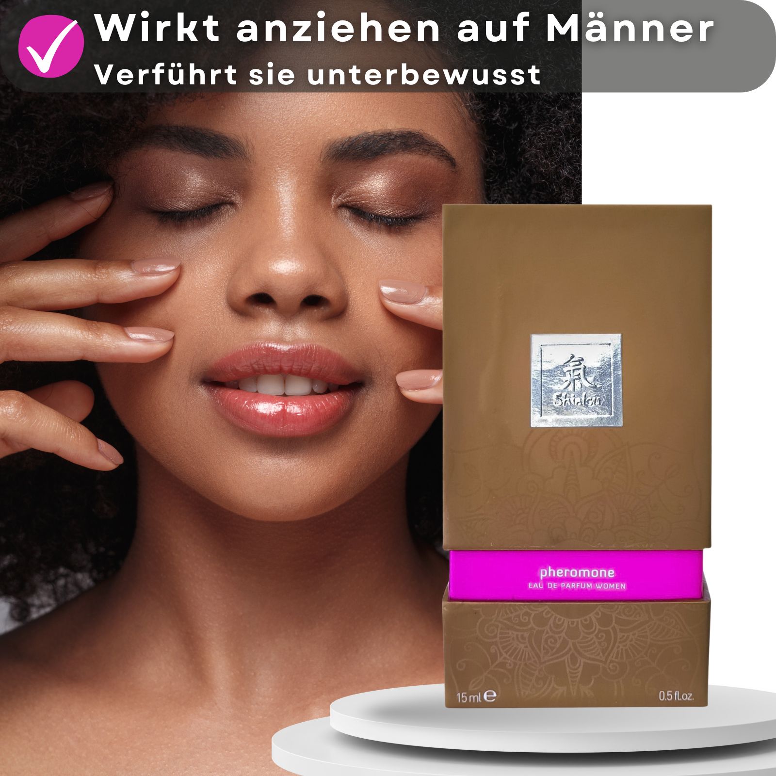 Frau berührt Gesicht. Braune Schachtel mit pinkfarbener Mitte. Text: Pheromone Eau de Parfum Women.