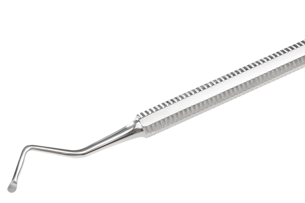 Detailansicht eines medizinischen Instruments mit gerändeltem Griff und einer gebogenen Spitze.