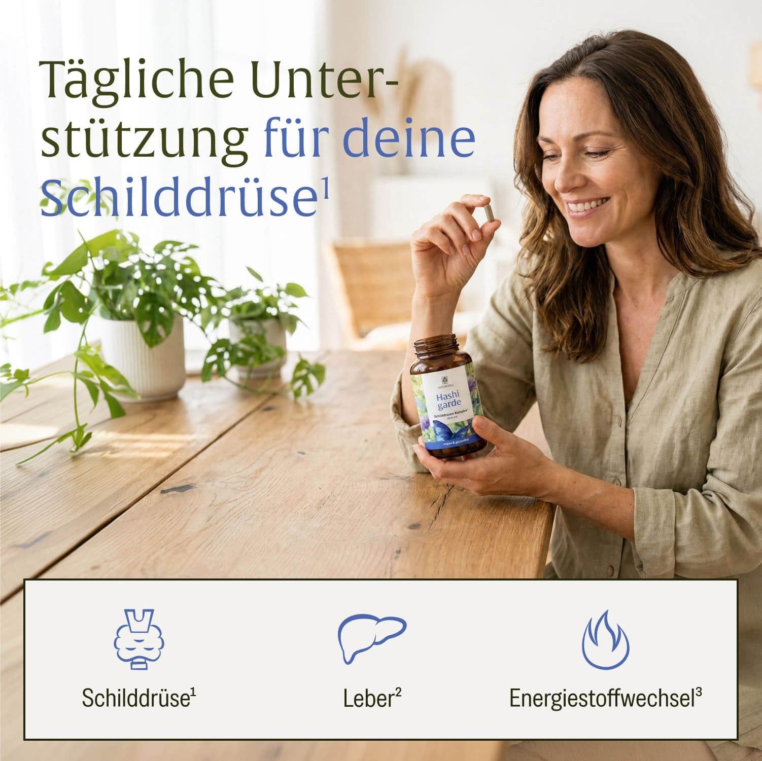 Frau hält eine Kapsel und eine Flasche mit Nahrungsergänzungsmitteln für die Schilddrüse.