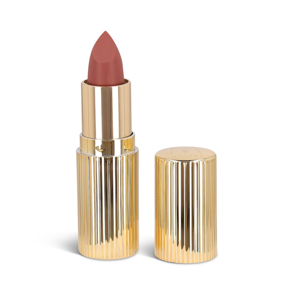 Offener Lippenstift in Goldhülse. Lippenstift-Stift in Rosé-Braun. Auf weißem Hintergrund.
