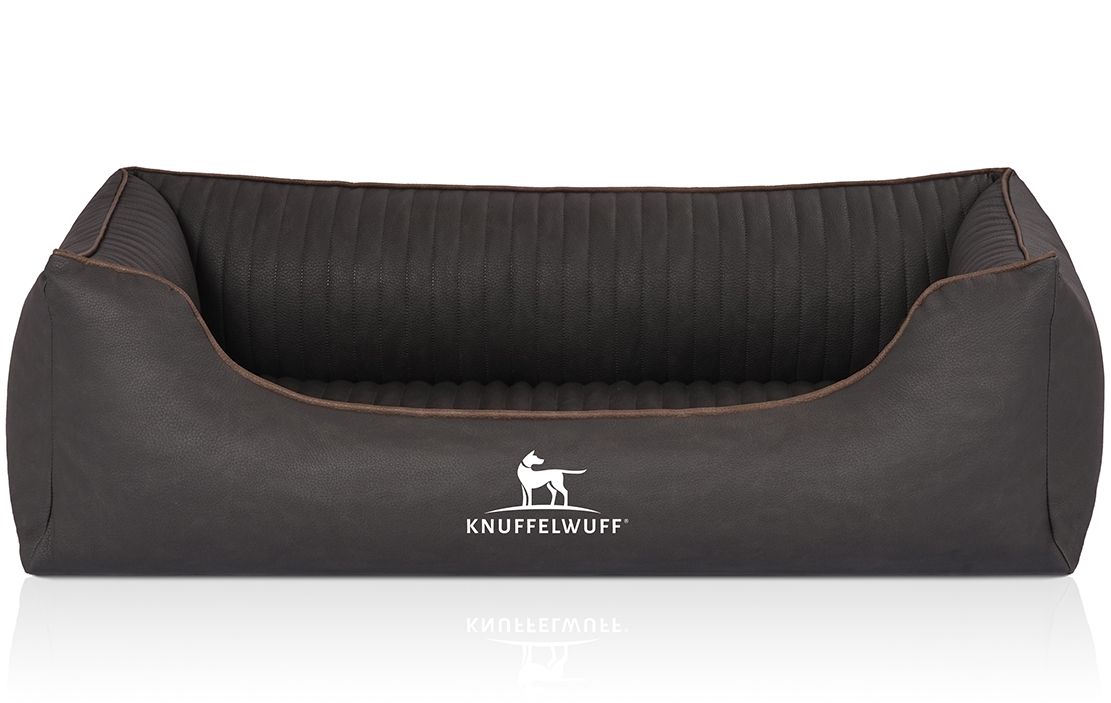 Orthopädisches Hundebett, dunkelbraun, rechteckig mit erhöhten Seiten. Logo: Knuffelwuff. Gesteppte Liegefläche, braune Kontrastnaht.
