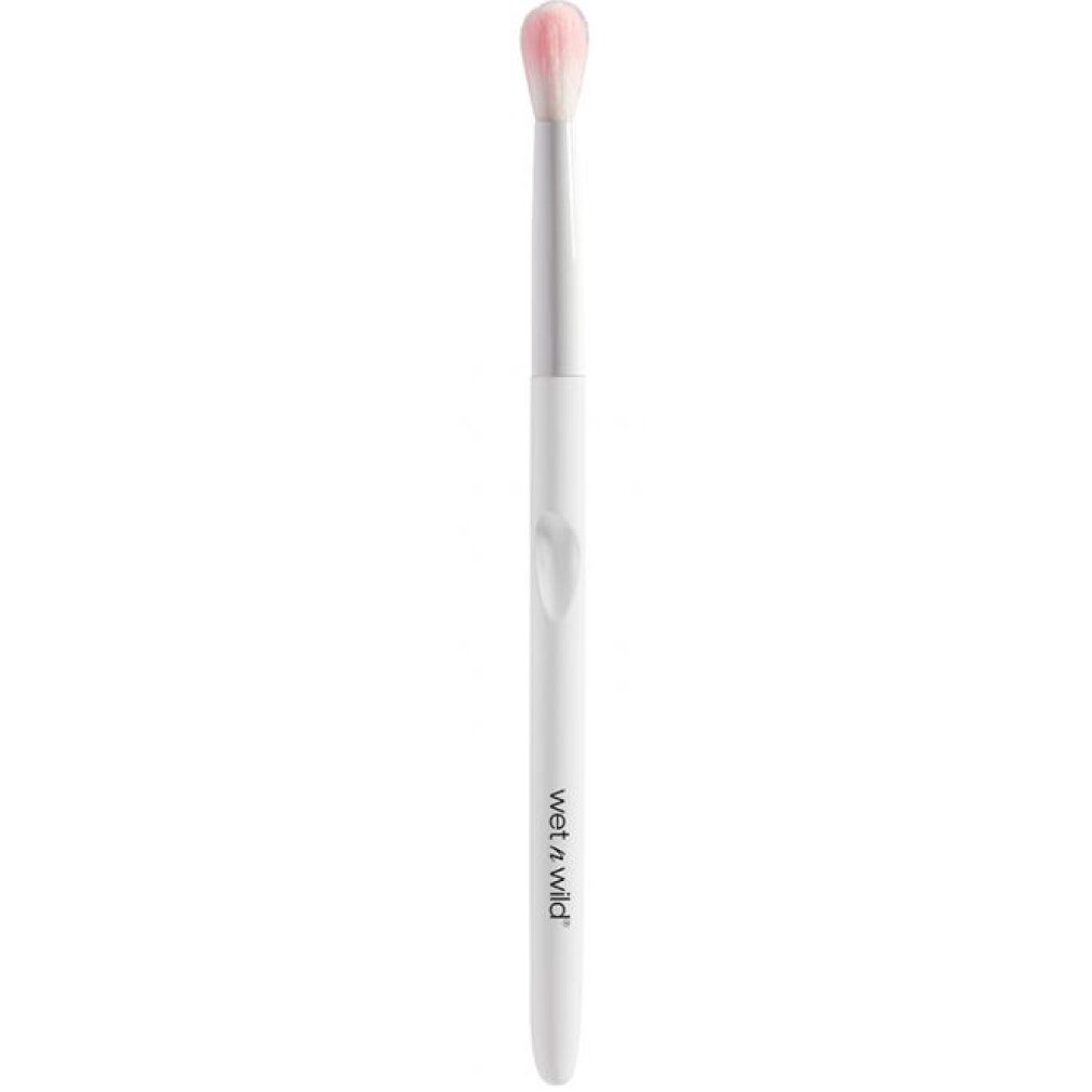 Make-up Pinsel mit weißem Griff und rosa Pinselkopf. Der Griff hat das Logo "wet n wild".