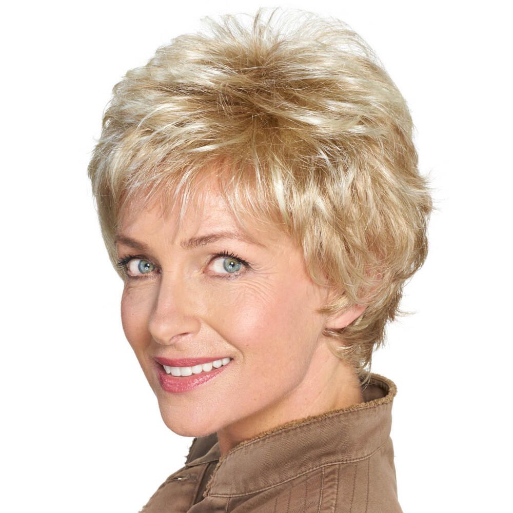 Kurzhaarperücke, blond, gewellt, mit Gesicht einer Frau. Brauner Kragen. Blick zur Kamera.