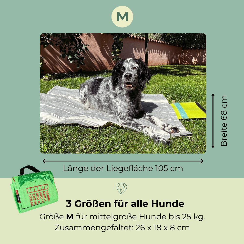 Grüne Decke aus Reissackmaterial, gefaltet, mit Griff und Aufdruck.