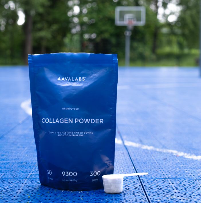 Blauer Beutel Kollagenpulver auf einem Basketballplatz.