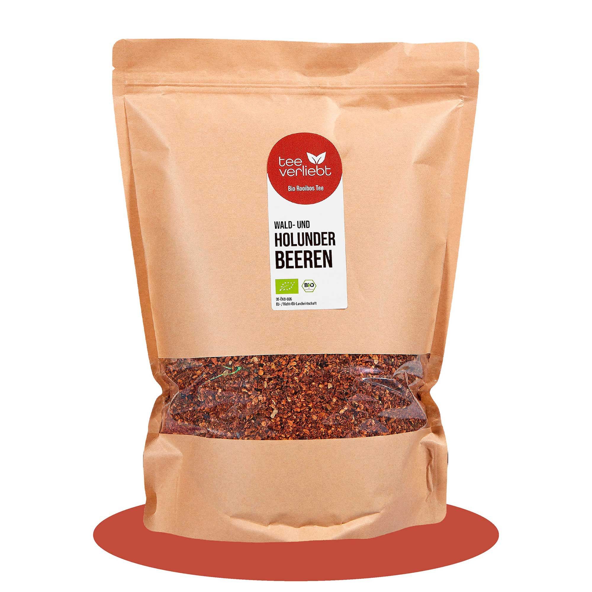 Beutel mit Tee. Aufkleber mit "tee verliebt" und "Wald- und Holunder Beeren". Bio-Siegel.