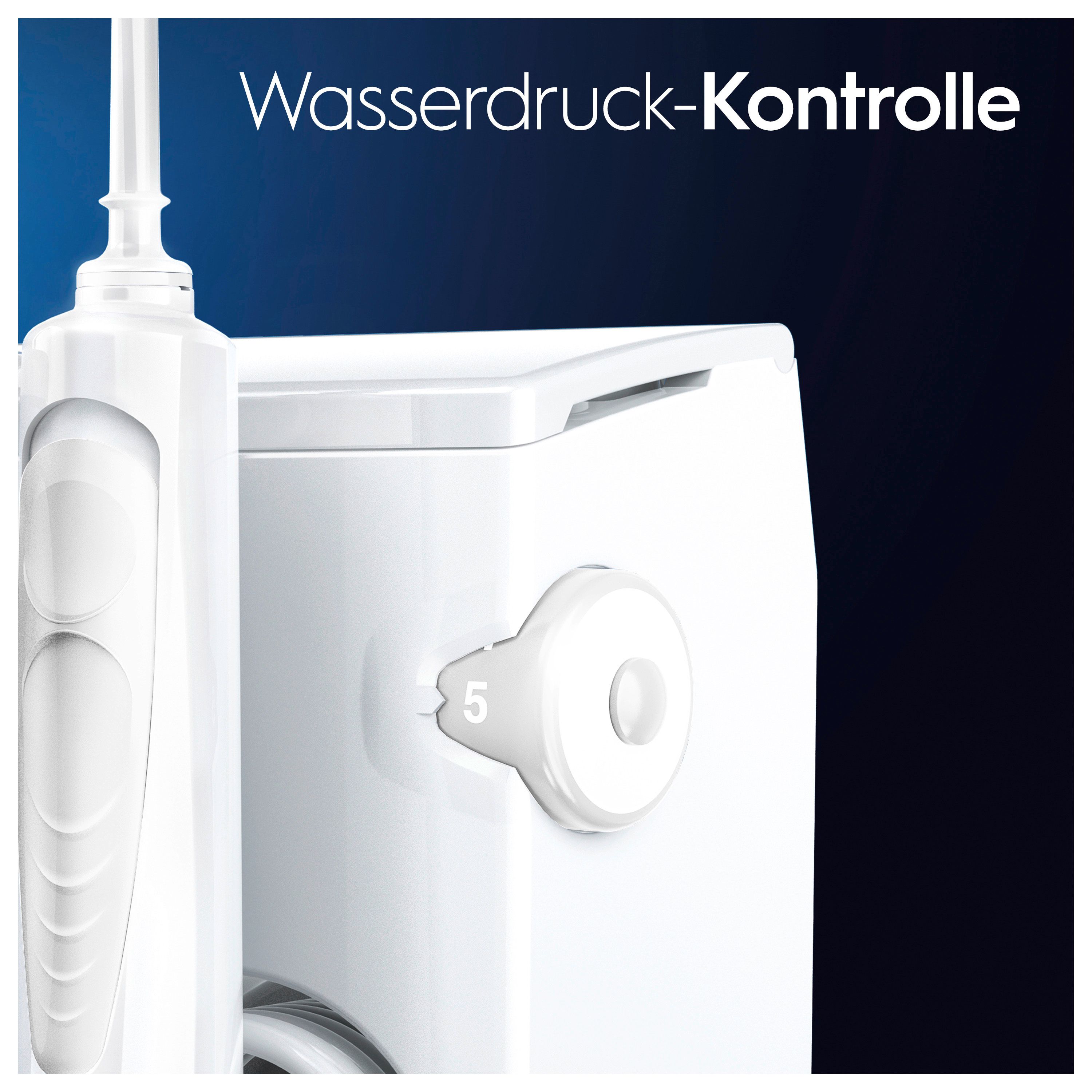 Nahaufnahme der Wasserdruck-Kontrolle. Einstellrad mit Ziffer 5. Teil des Mundduschen-Geräts. Weißes Gehäuse.