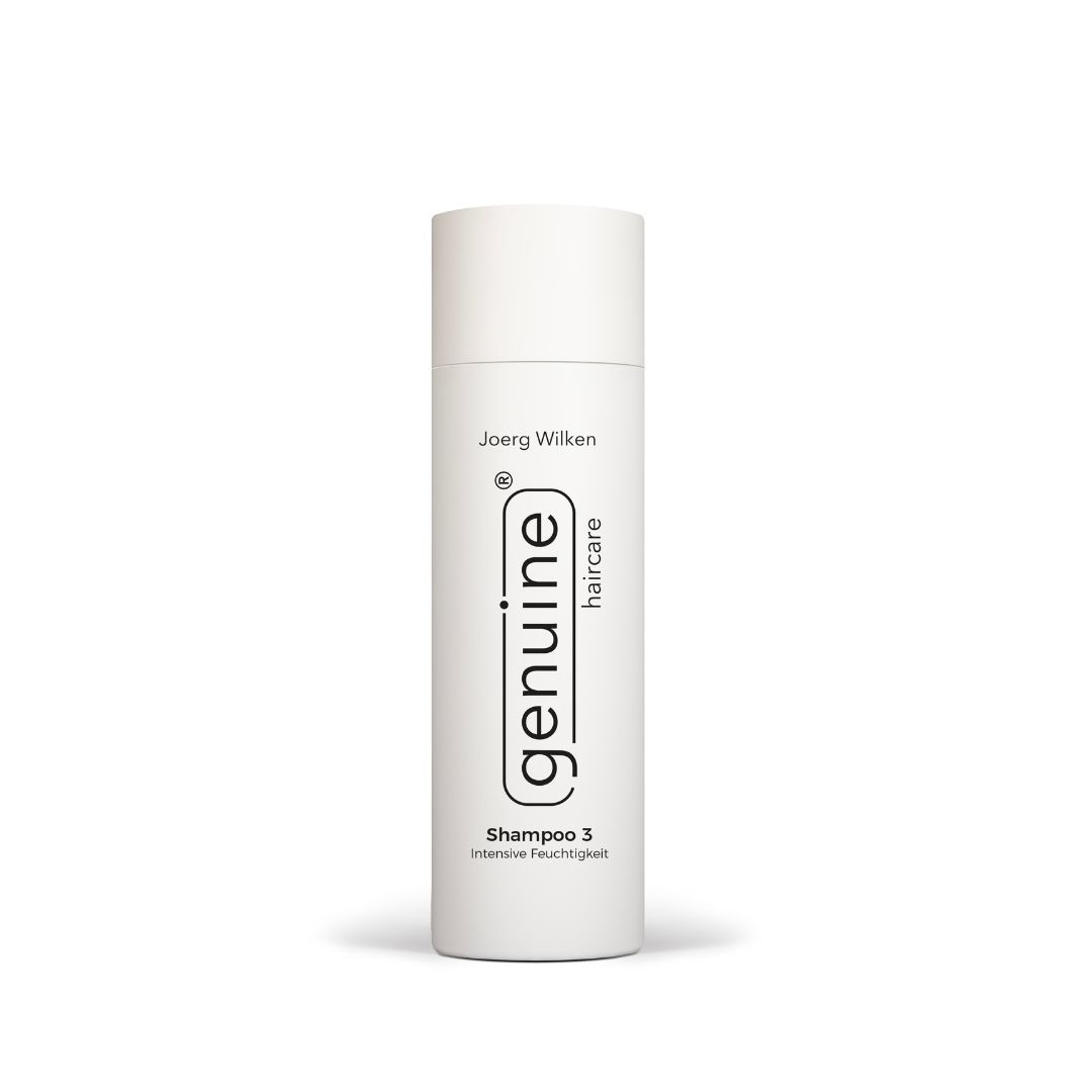 Zylindrische Flasche mit weißem Deckel. Aufschrift: genuine haircare, Shampoo 3, intensive Feuchtigkeit.