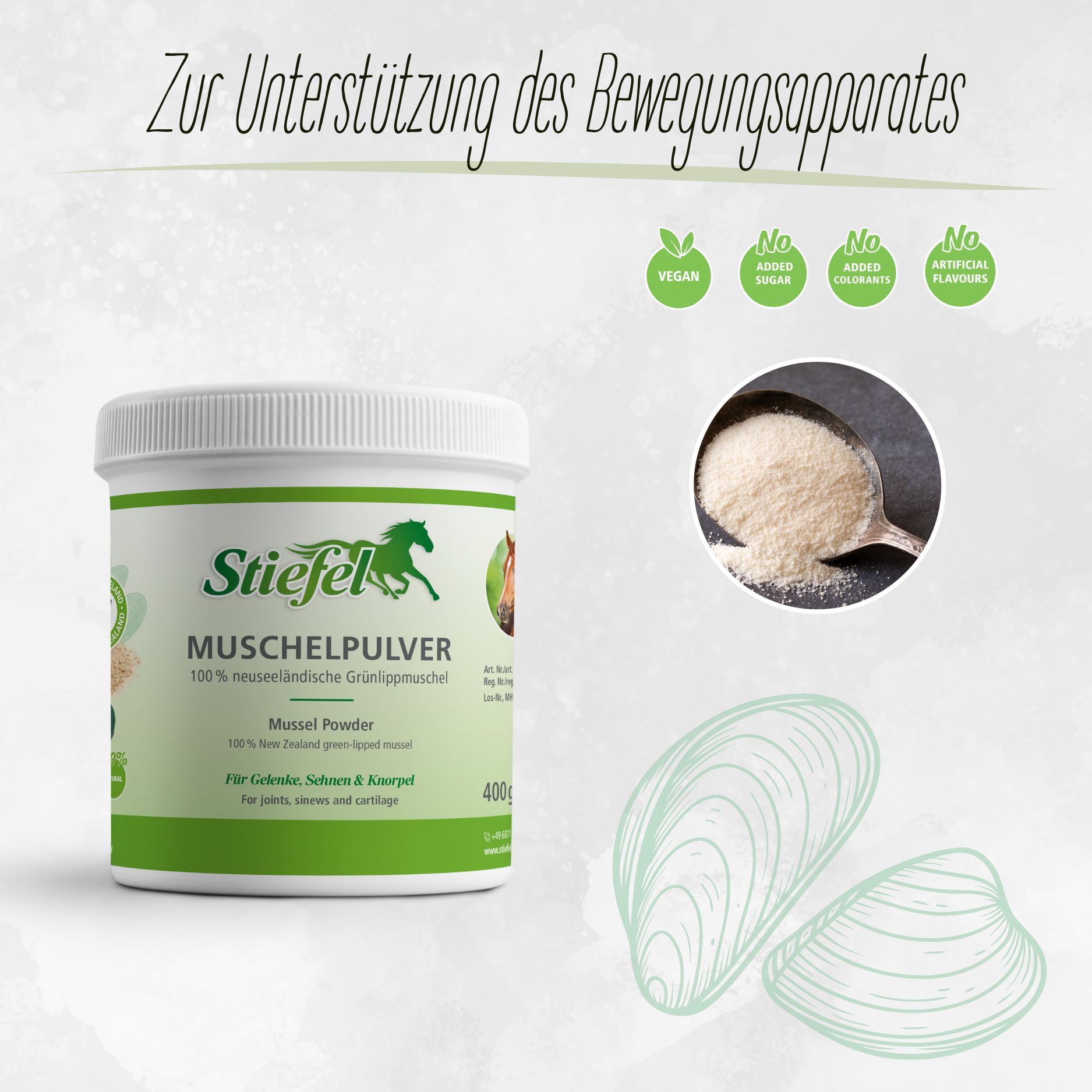 Weißes Produktglas mit grünem Etikett. Aufschrift: Stiefel Muschelpulver. Abbildung einer Muschel und eines Pferdes. Vegan-Siegel.