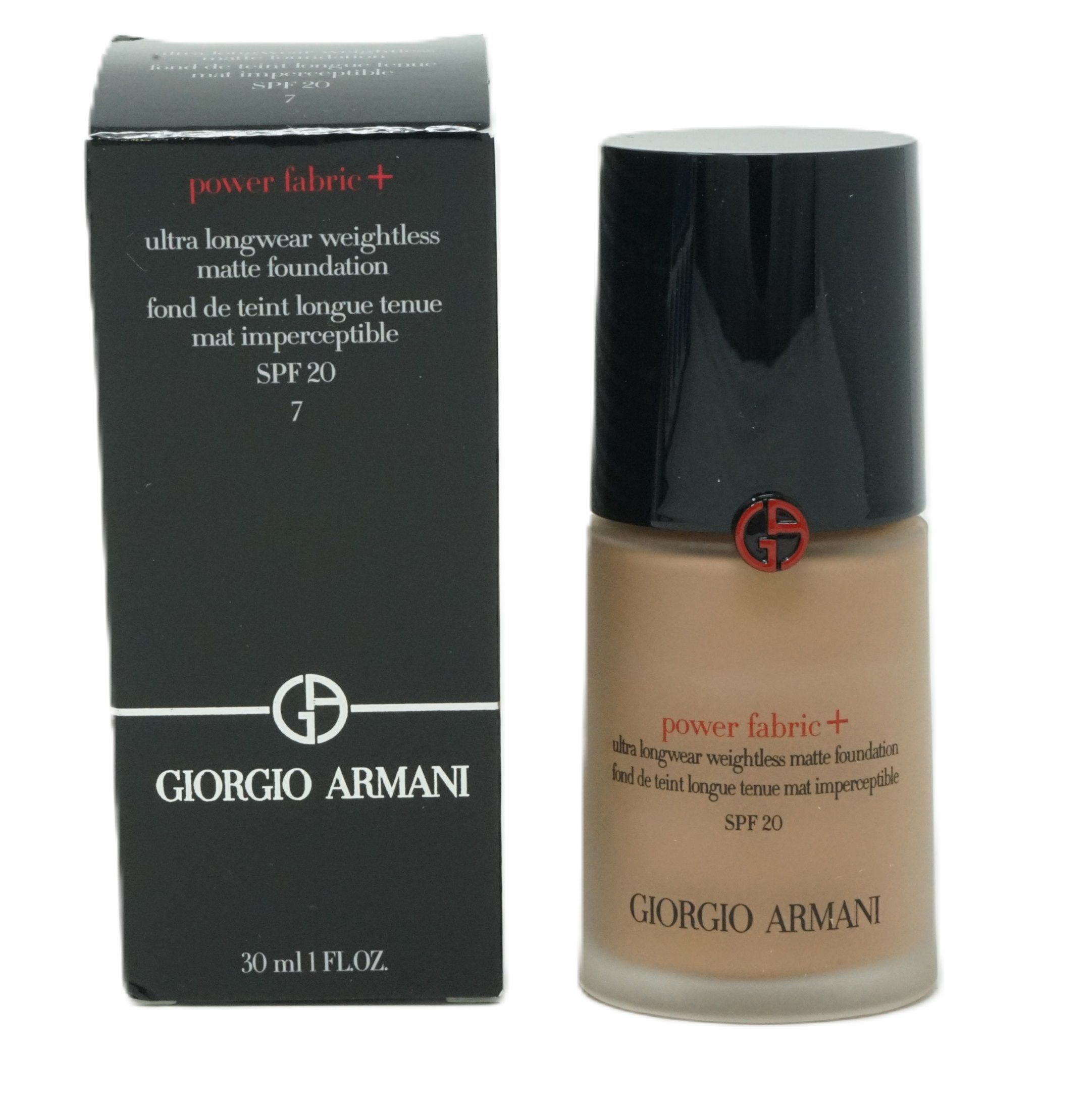 Giorgio Armani Power Fabric+ Foundation, Flasche und Verpackung. Schwarze Verpackung mit Produktinformationen. Flasche mit schwarzem Deckel.