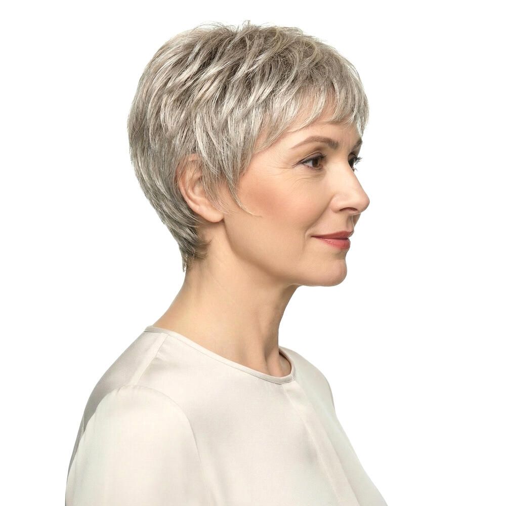Frau mit Kurzhaarperücke, graue Strähnen. Seitenansicht, helles Oberteil. Haarschnitt kurz und gestuft.