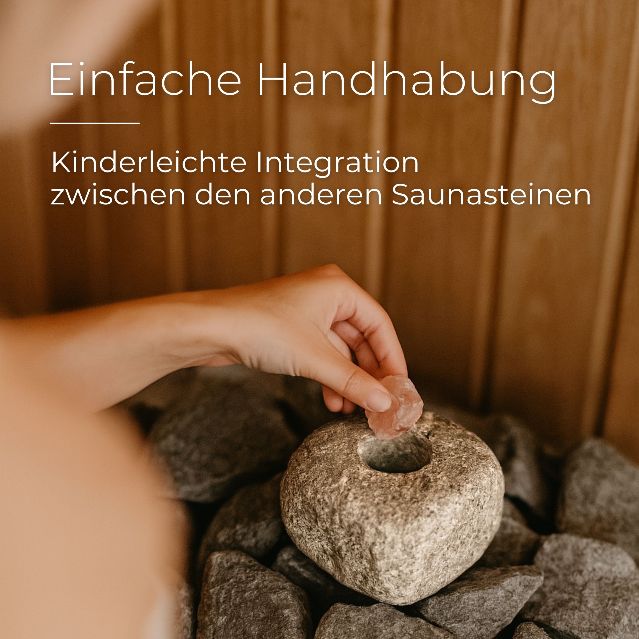 Hand legt Salzbrocken in Saunastein. Text: Einfache Handhabung. Kinderleichte Integration.