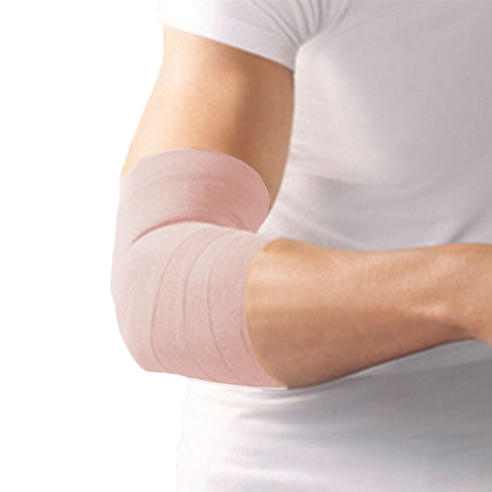 Arm mit hellbrauner Fixierbinde am Ellbogen gewickelt. Person trägt weißes T-Shirt.