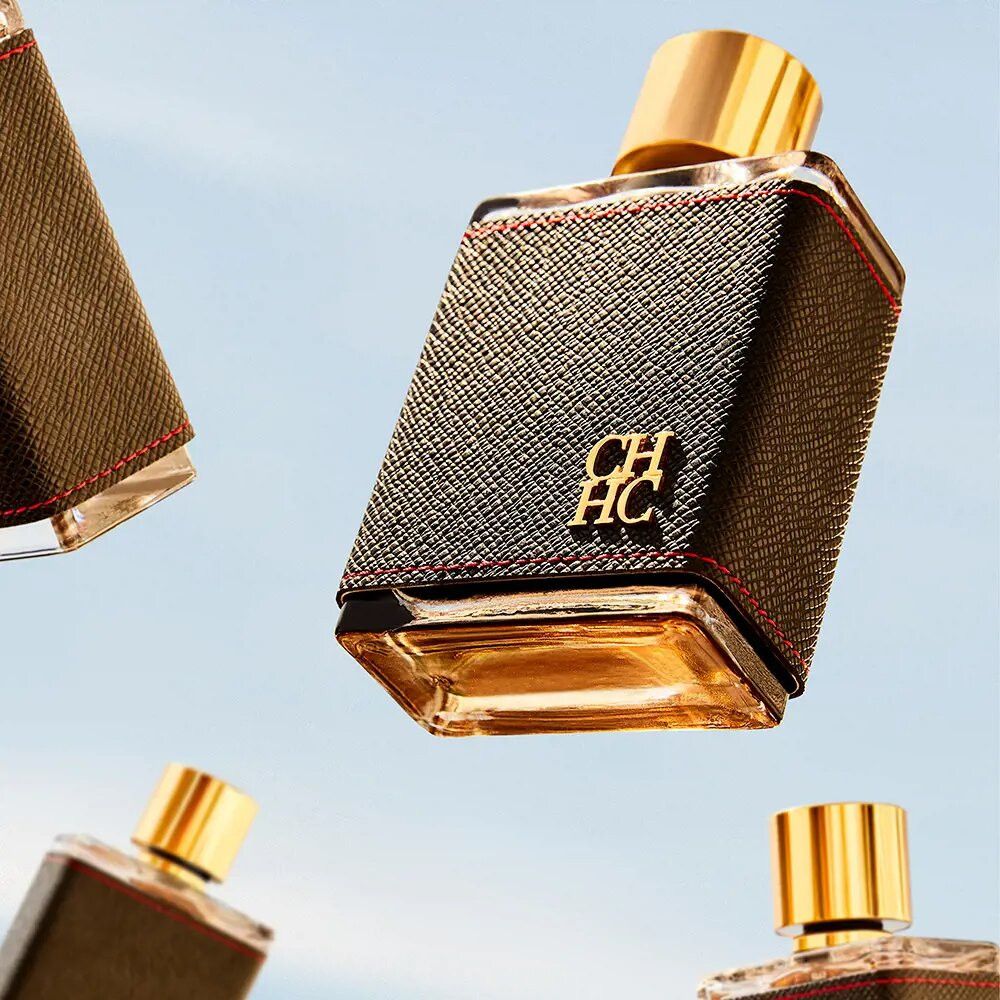 Mehrere Flakons Carolina Herrera CH Men Eau de Toilette Spray mit schwarzer Lederummantelung.