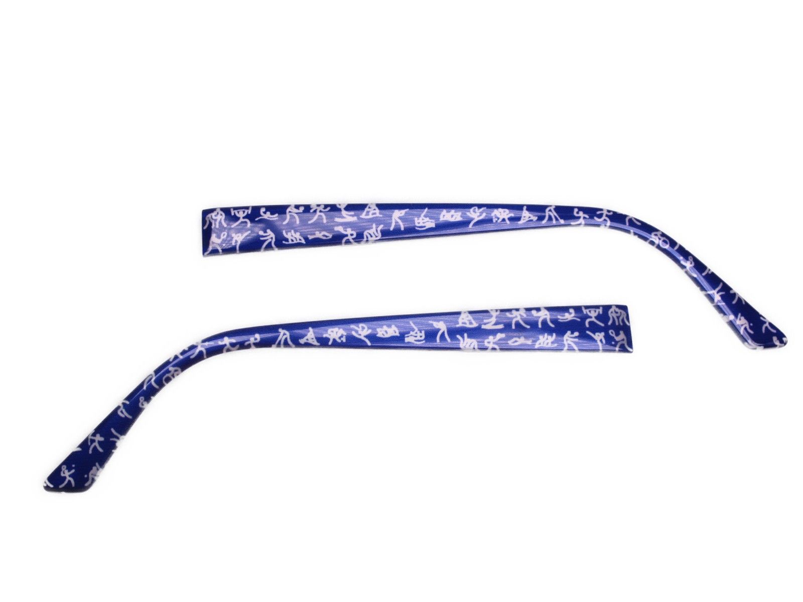 Zwei blaue Brillenbügel mit weißem Muster von Sportlern. Die Bügel sind leicht gebogen.
