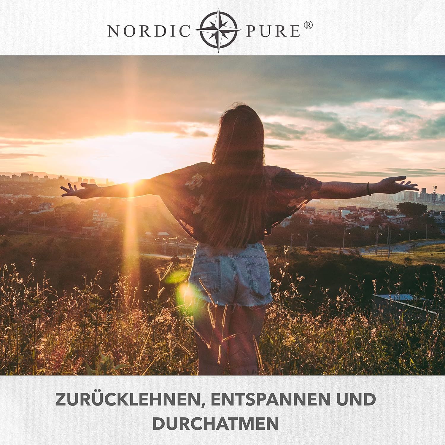 Frau mit ausgebreiteten Armen vor Sonnenuntergang. Text: ZURÜCKLEHNEN, ENTSPANNEN UND DURCHATMEN.