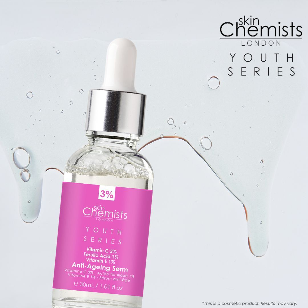 Produktflasche mit Pipette, umgeben von einer Flüssigkeit. Rosa Etikett mit Produktnamen und Inhaltsstoffen.