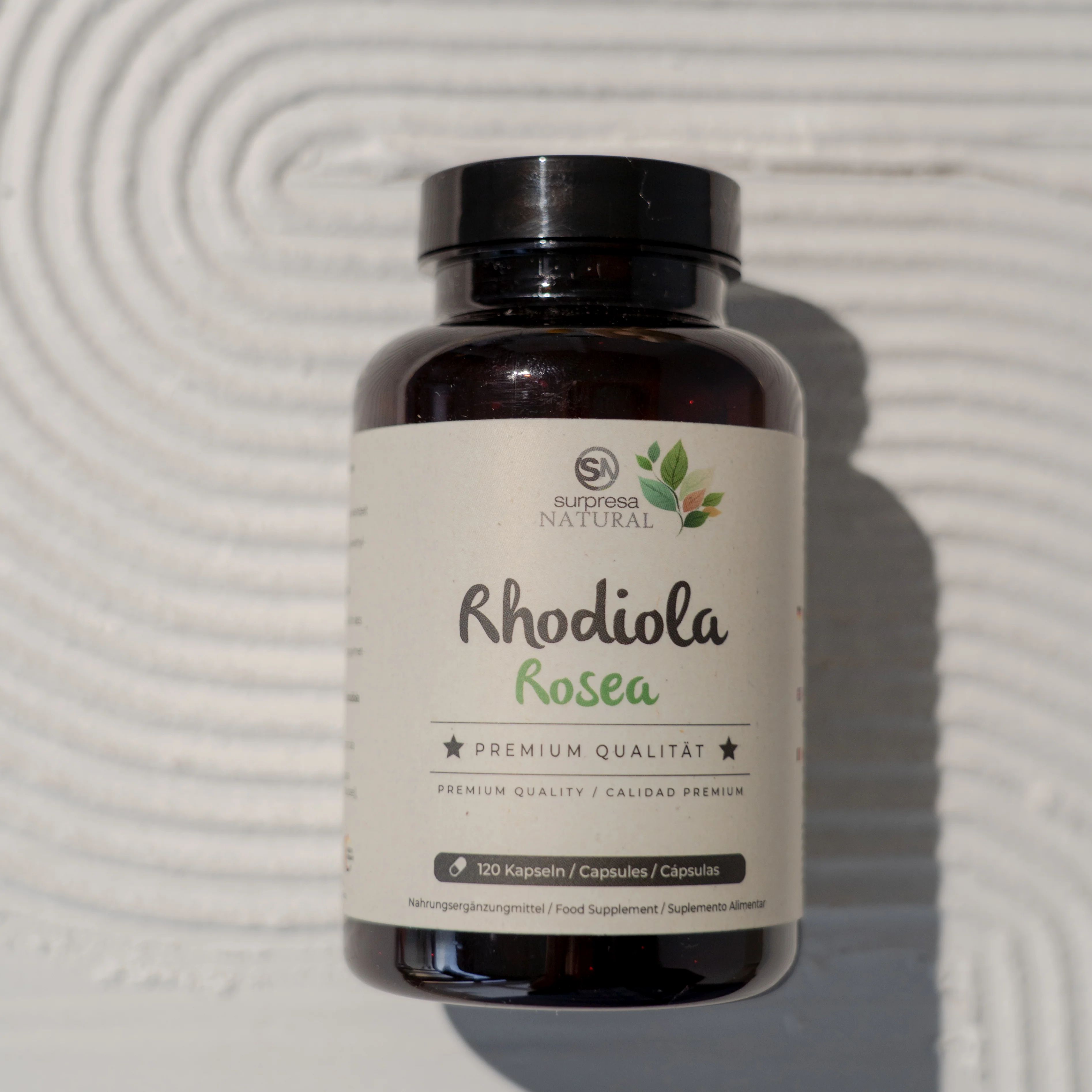 Braune Flasche mit Etikett. Aufschrift: Surpresa Natural Rhodiola Rosea, Premium Qualität, 120 Kapseln. Nahrungsergänzungsmittel.