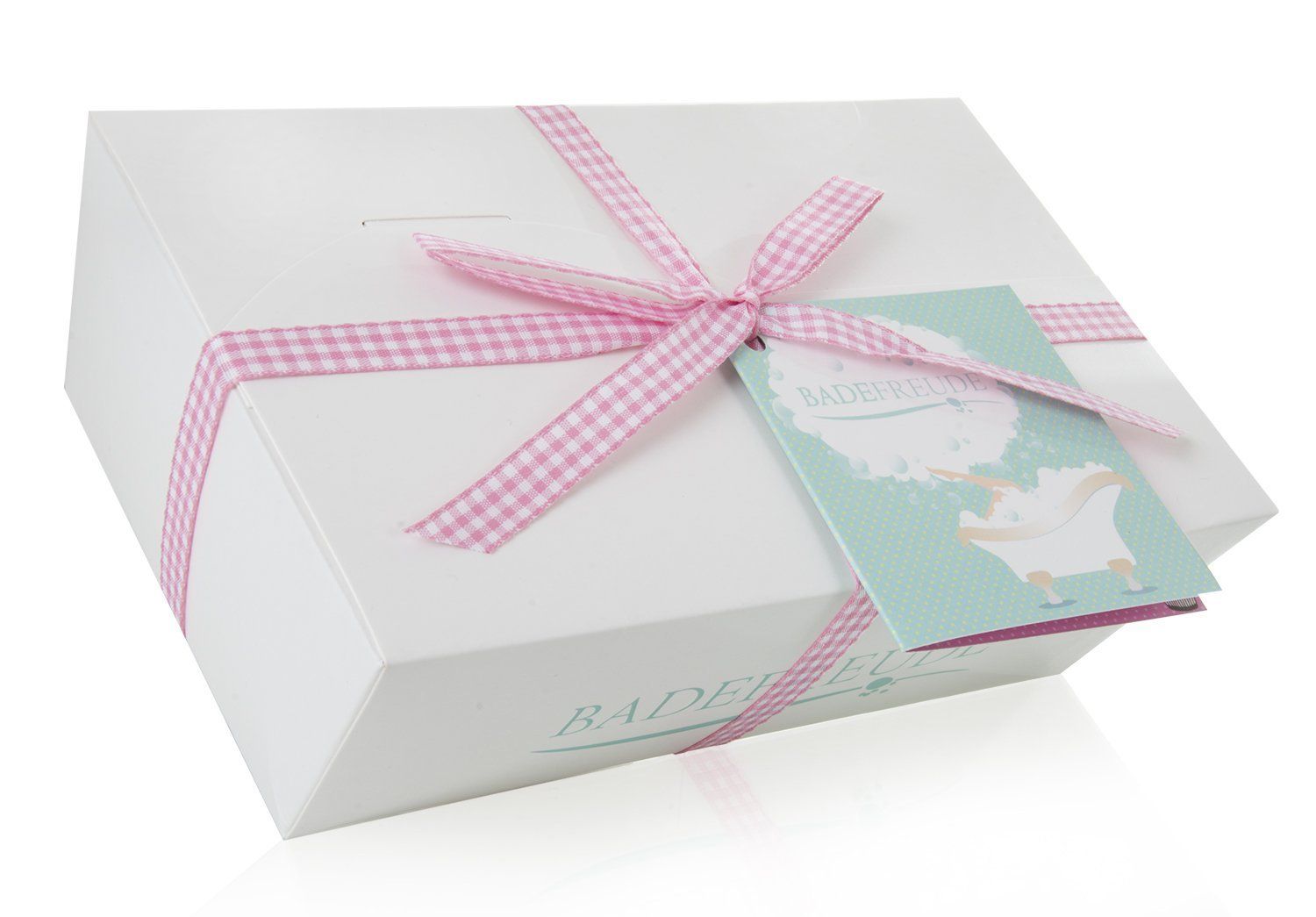 Geschlossene weiße Geschenkbox mit rosa Schleife und Anhänger. Auf dem Anhänger steht "Badefreude" und eine Badewanne.