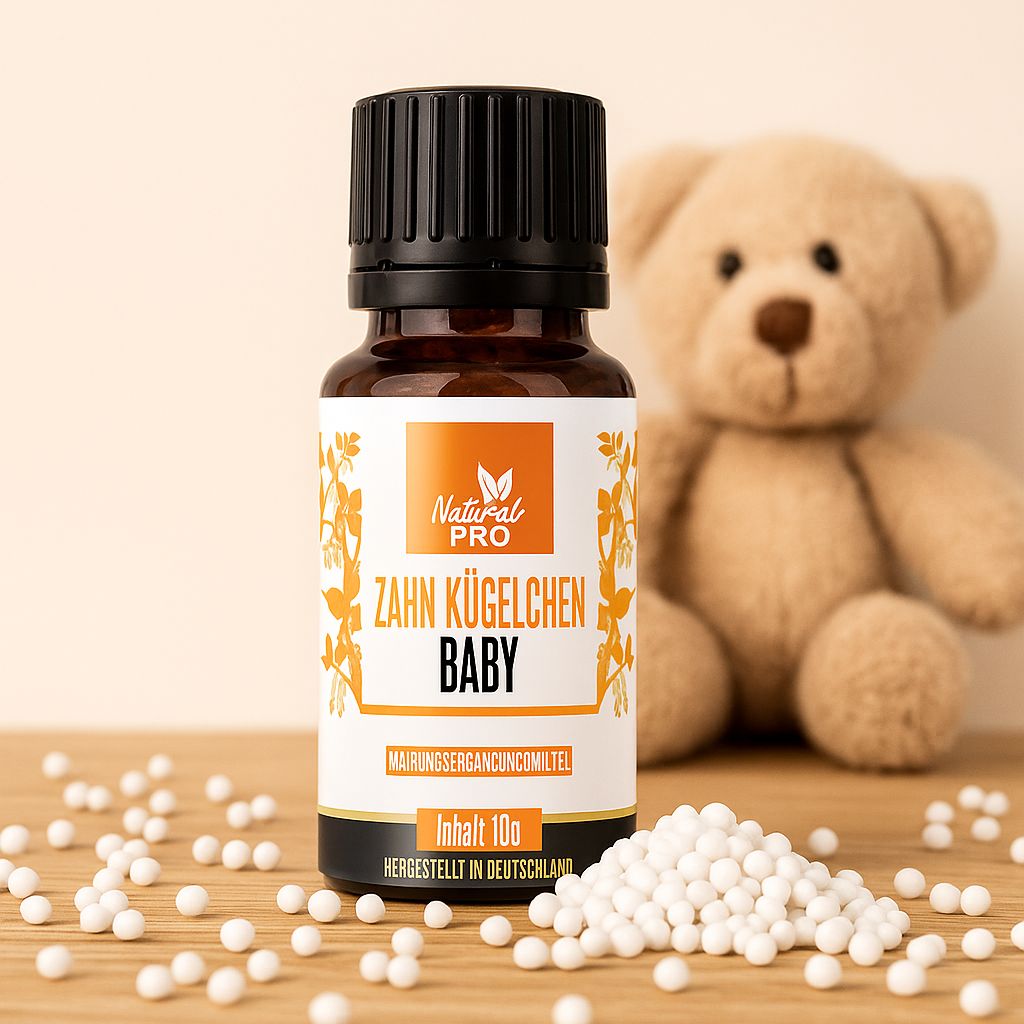Braune Glasflasche mit schwarzem Deckel. Etikett mit Produktnamen und Logo. Weiße Kügelchen daneben und Teddybär im Hintergrund.