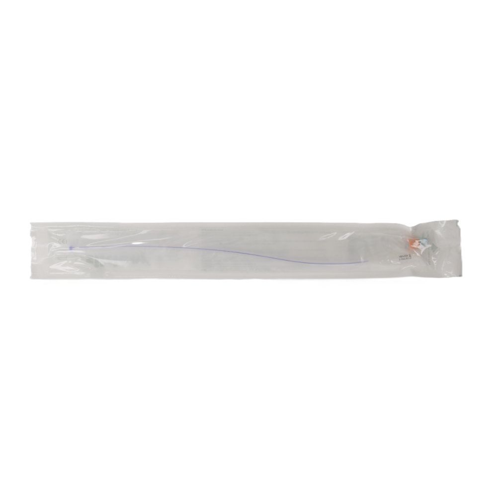 Katheter in steriler Verpackung. Transparenter Kunststoff, blaue Linie, orangefarbener Verschluss.