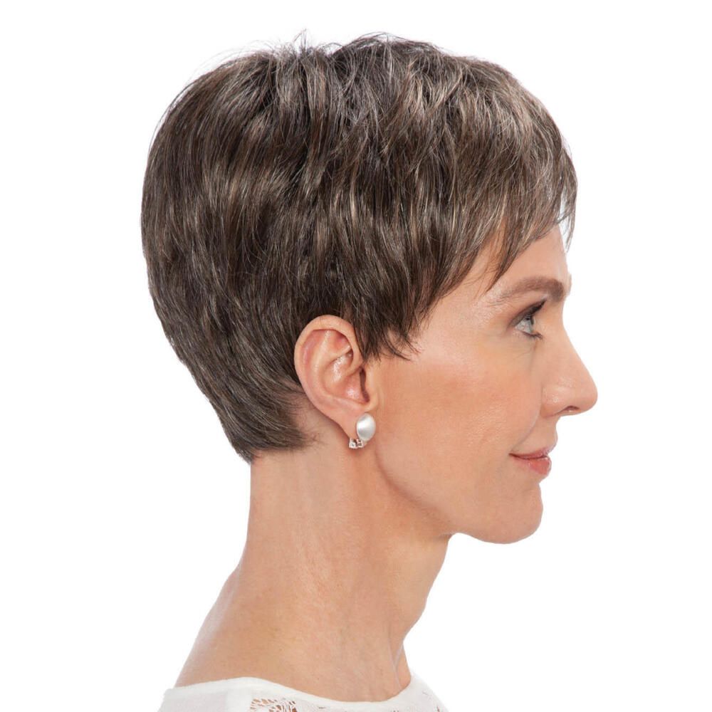 Kurzhaarperücke mit grauen Strähnen. Seitenansicht einer Frau mit Perlenohrring.